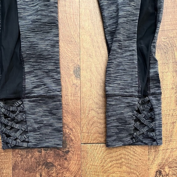 Athleta Womens cropped leggings Sz small lattice design black/gray heathered - Picture 3 of 7